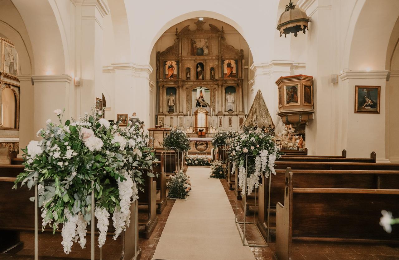 Decoración de iglesia con flores para bodas: los mejores consejos para  inspirarlos