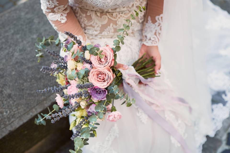 ramo de novia silvestre con eucalipto y rosas