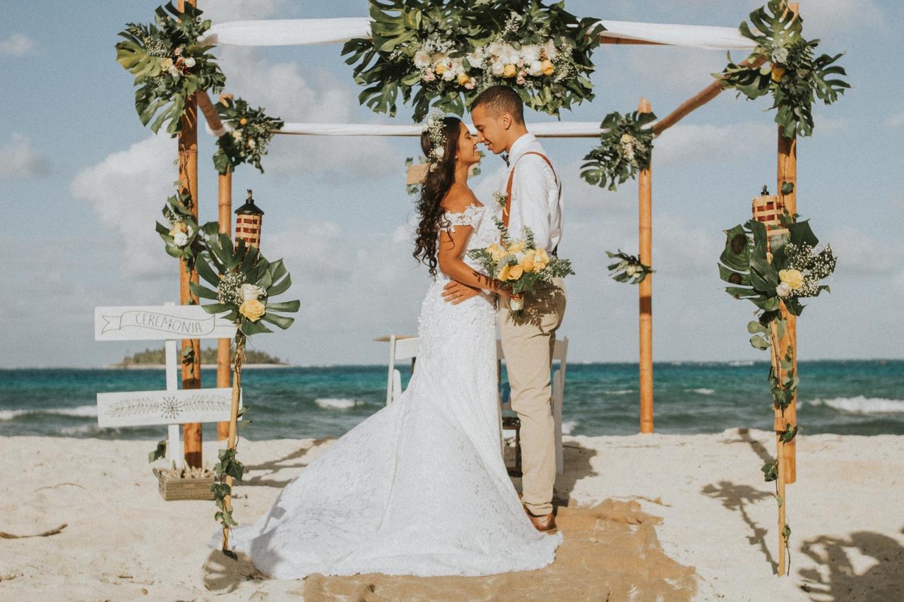 pareja en el altar de boda en la playa