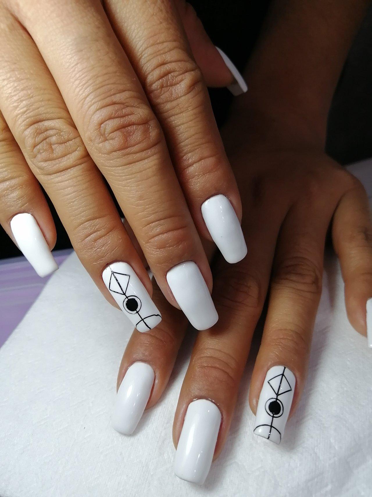 uñas largas de novia pintadas de blanco para la boda