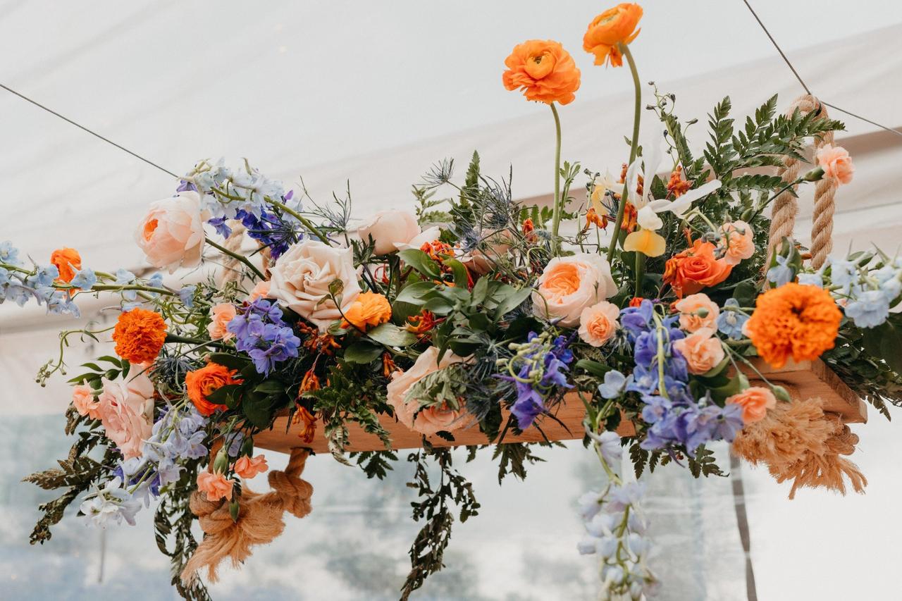 decoración colgante para matrimonio con colores alegres