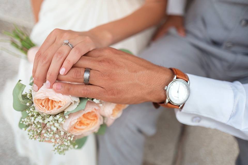 Requisitos para casarse con un extranjero en Colombia, pareja tomada de las manos mientras se casa