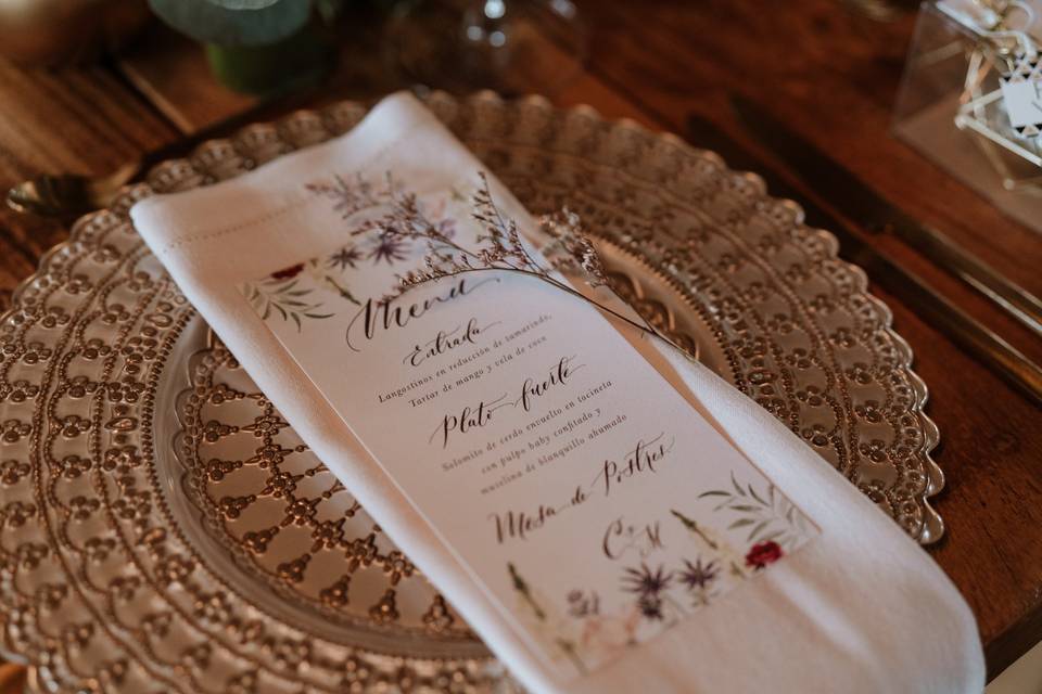 tarjeta de menú con decoración floral puesto en una servilleta