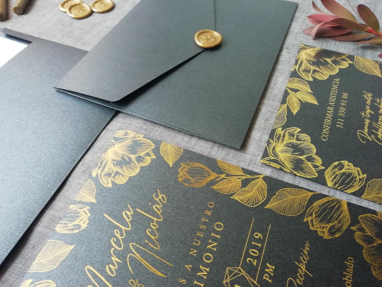 tarjetas de matrimonio con letras doradas y en gris