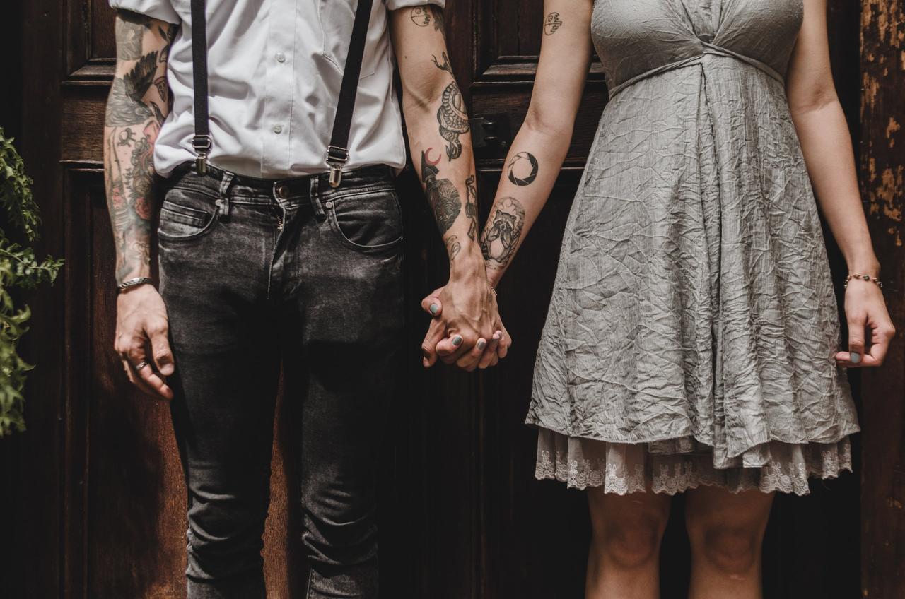 tatuajes de pareja en sesion fotográfica de preboda