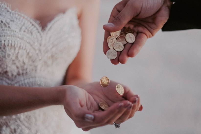 novio entrega arras matrimoniales a novia