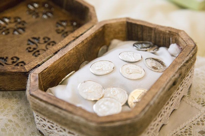 monedas o arras de matrimonio en cofre de madera