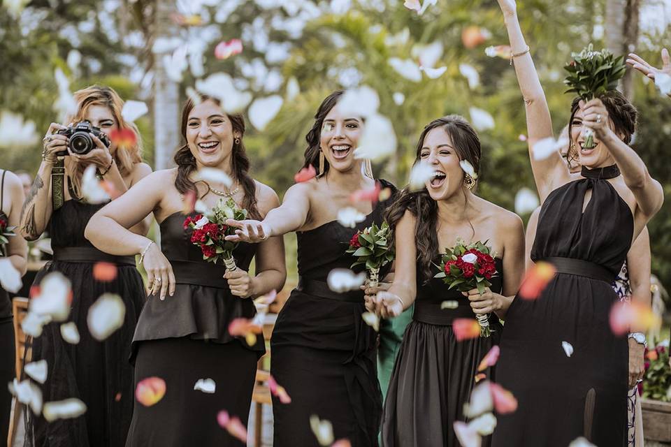 Damas de honor en vestidos largos elegantes negros