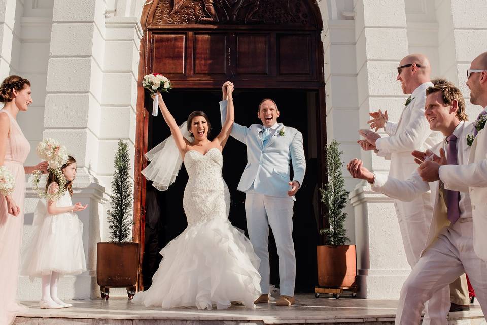 Bengalas en la boda de los recién casados en manos de alegres