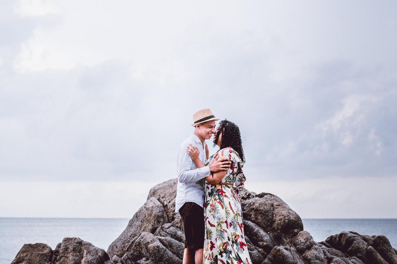 pareja que ríe y se abraza en la playa