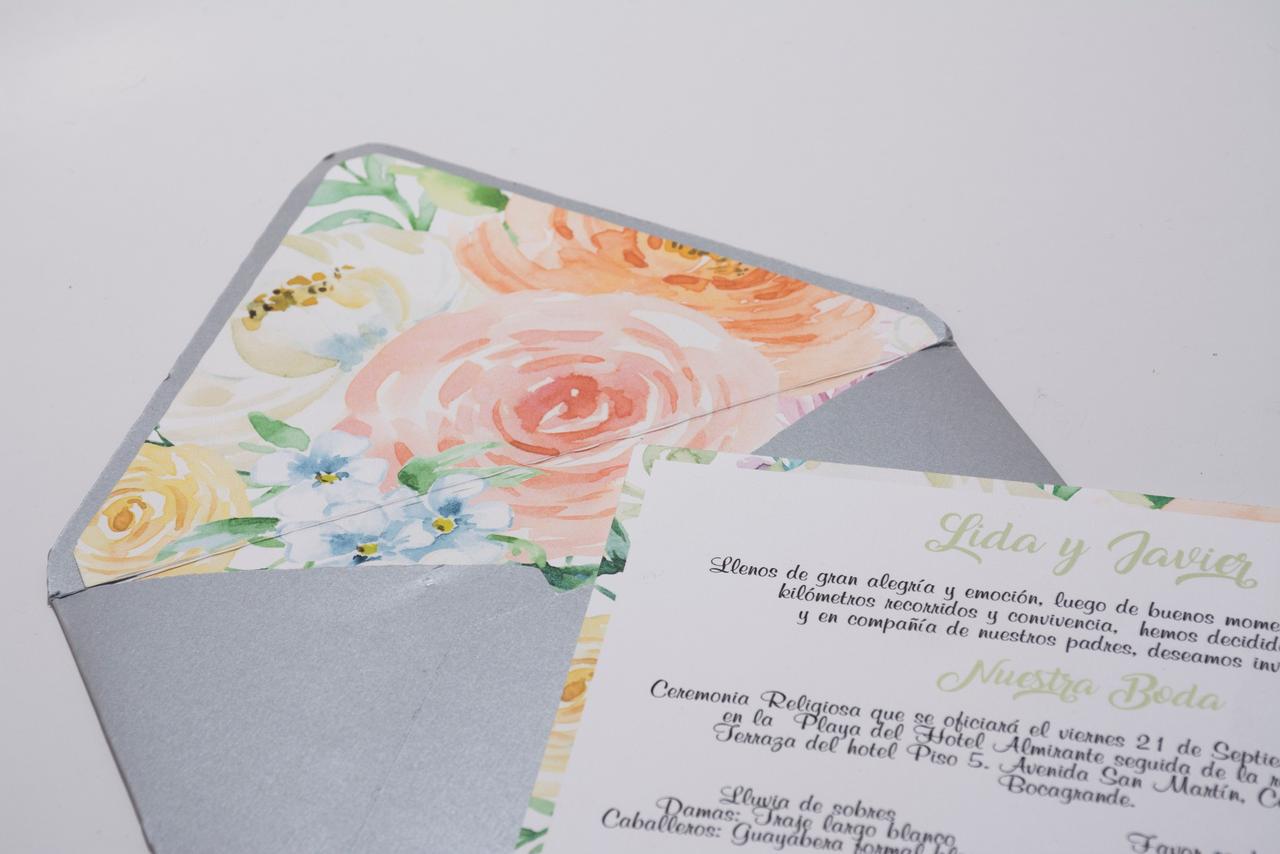 sobre de invitación de boda floral