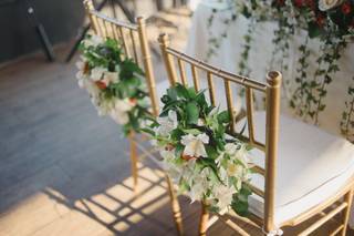 espaldar de sillas de matrimonio con arreglos florales