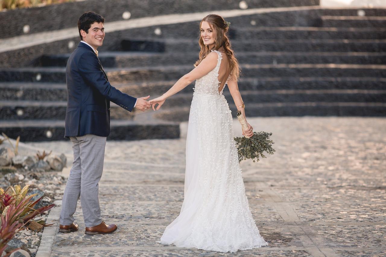 pareja en fotografía de boda después de la ceremonia