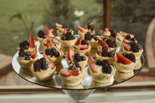 Postres para boda de mini tartaletas de frutos rojos