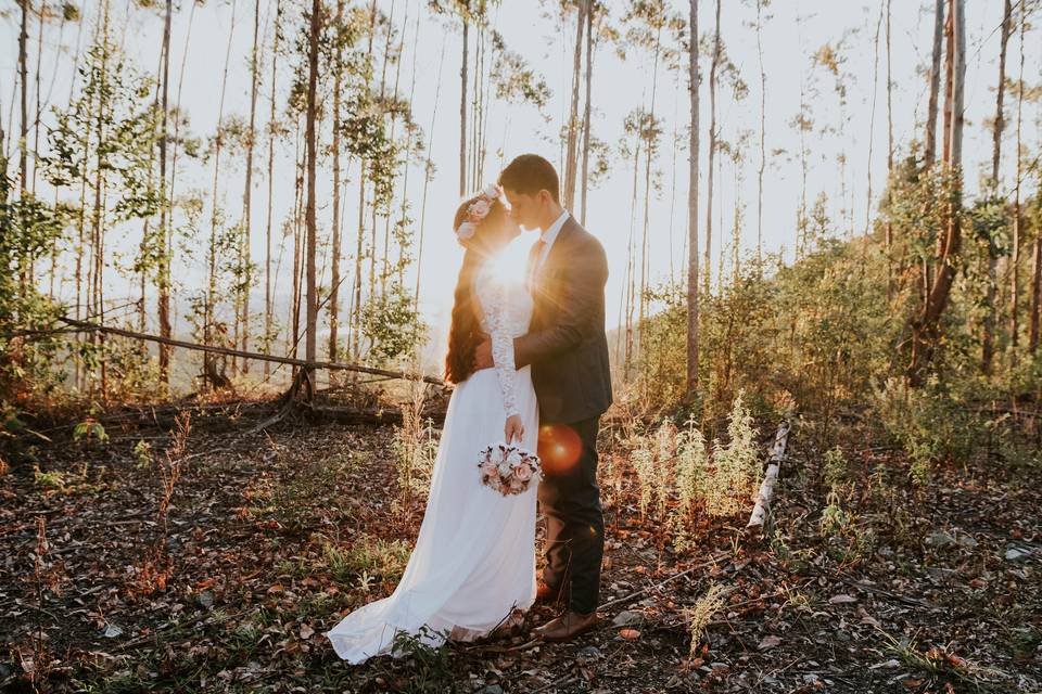 fotografía de boda romántica en el bosque