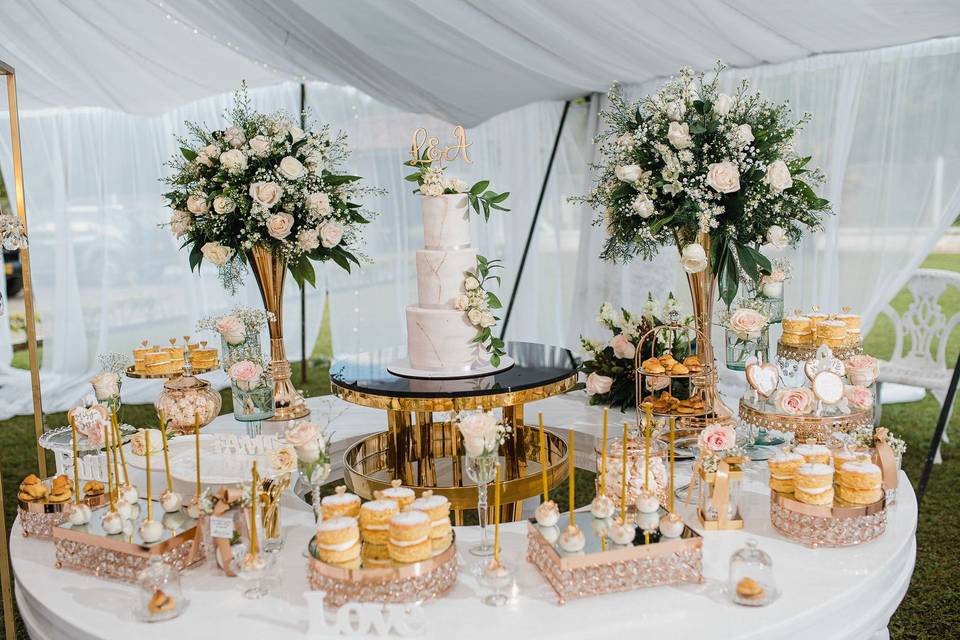 35 decoraciones para la mesa de pastel para boda que asegurarán el protagonismo que merece