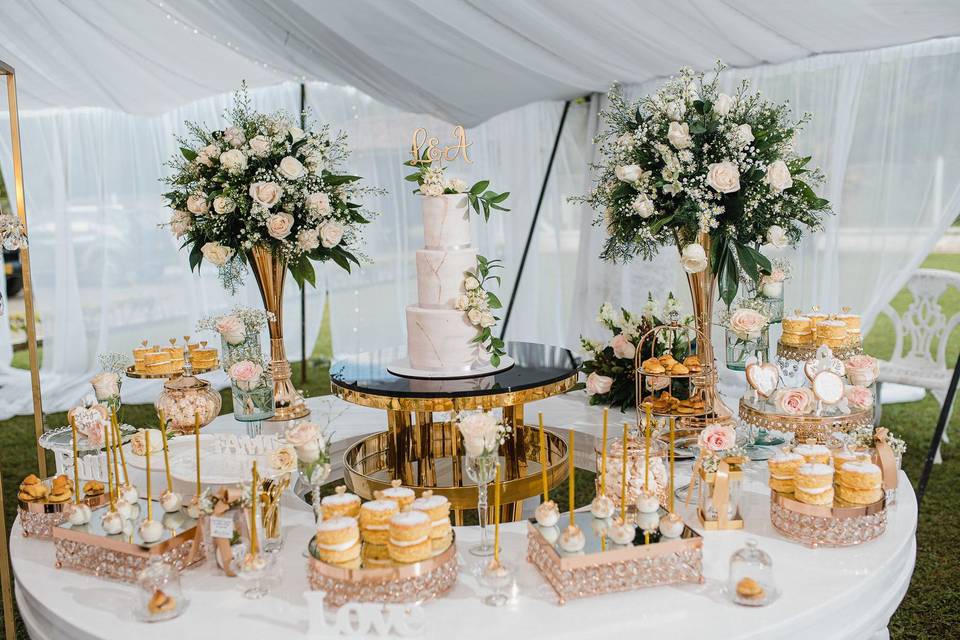 Decoración de mesa de pastel para boda