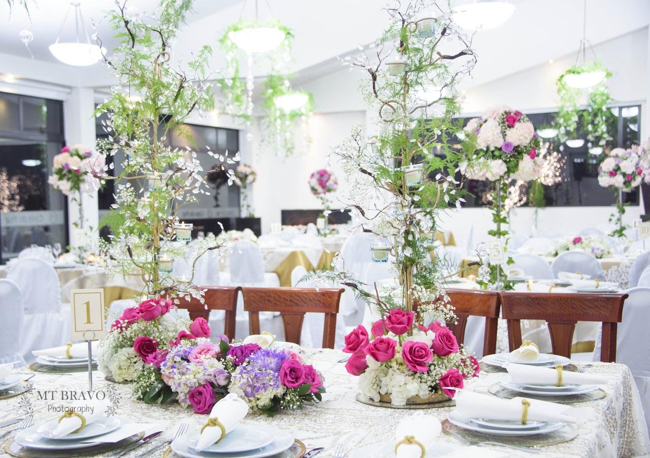 centros de mesa para boda con flores y plantas