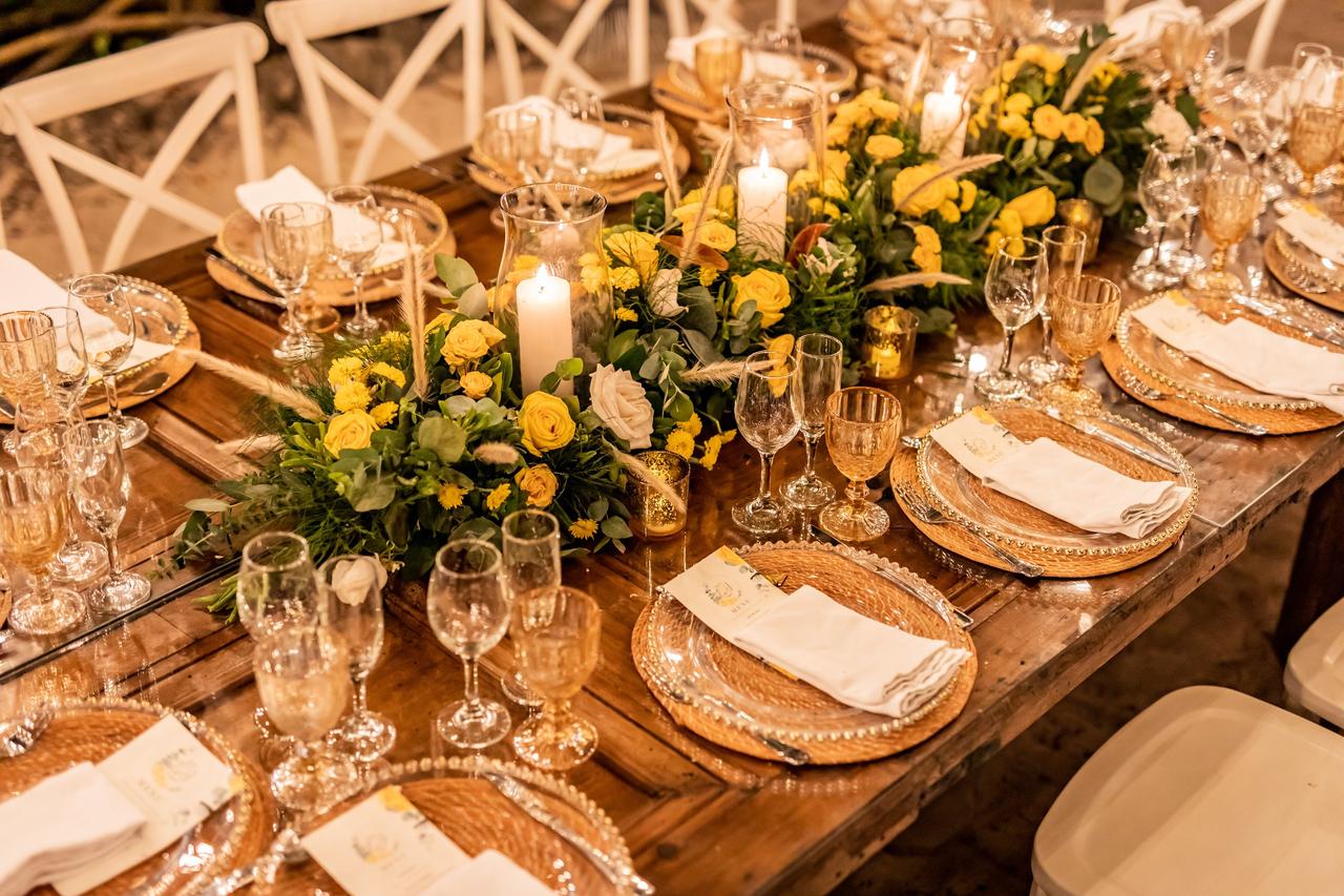 Centros de mesa con flores amarillas y velas