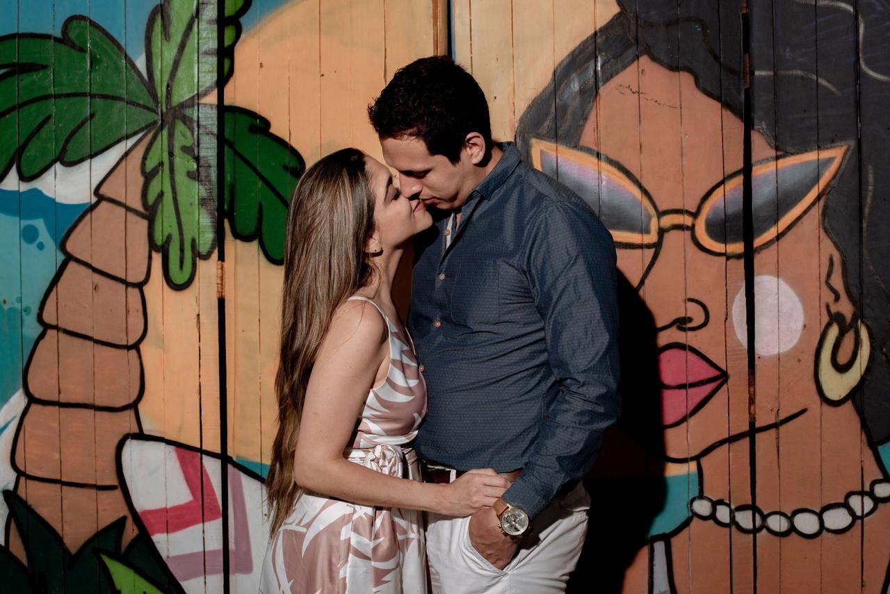beso de pareja romántico para sesión de fotos de preboda