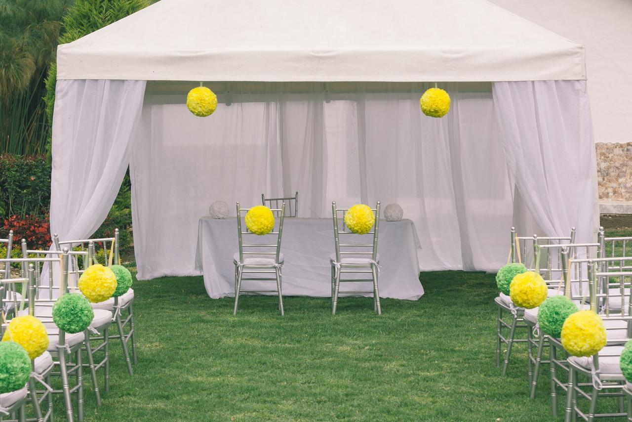 topiarios amarillos para decorar altar de boda