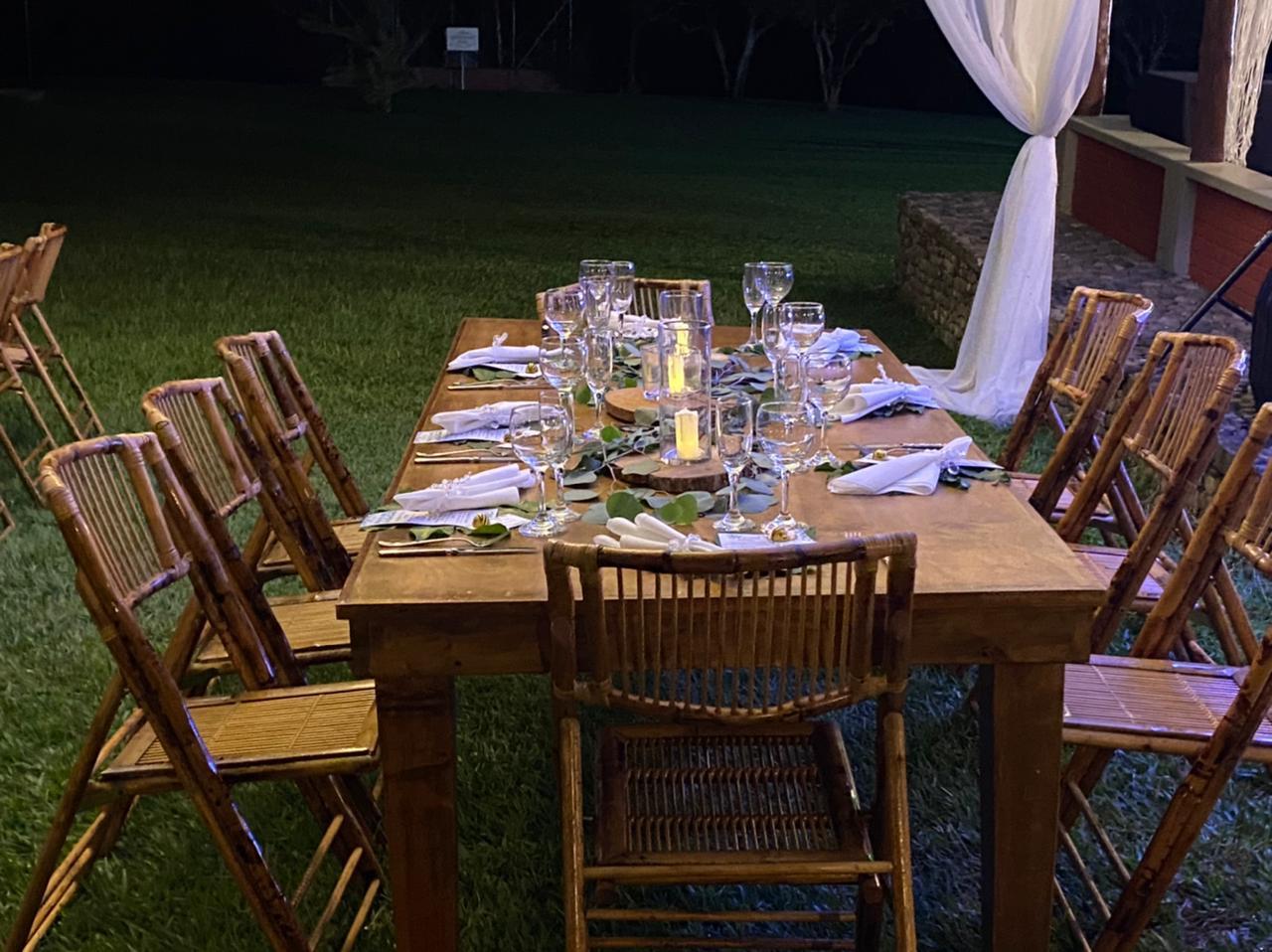 15 sillas plegables, de diversos colores y estilos, para tus invitados a la  mesa en las