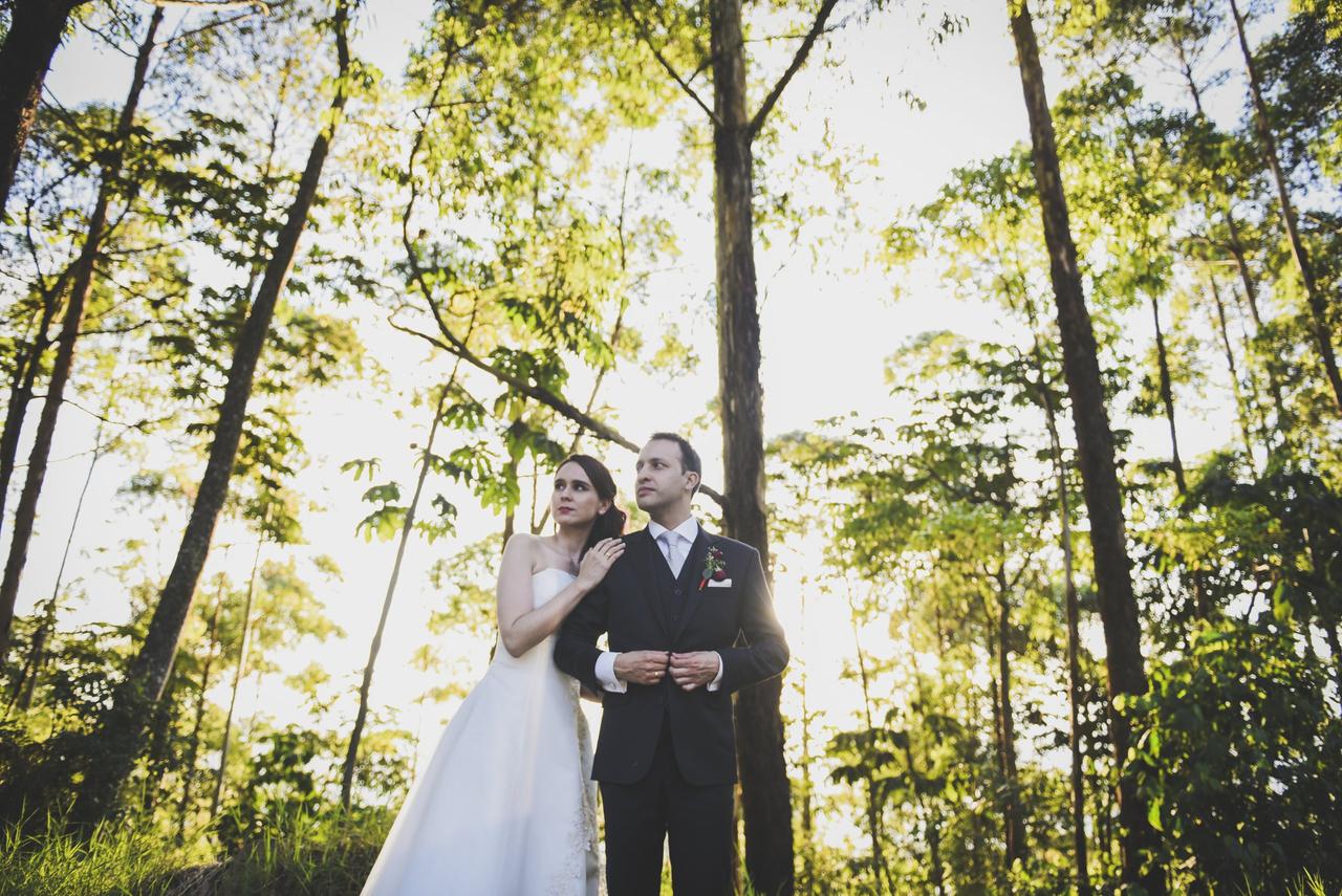 pareja posando en el bosque después de la boda