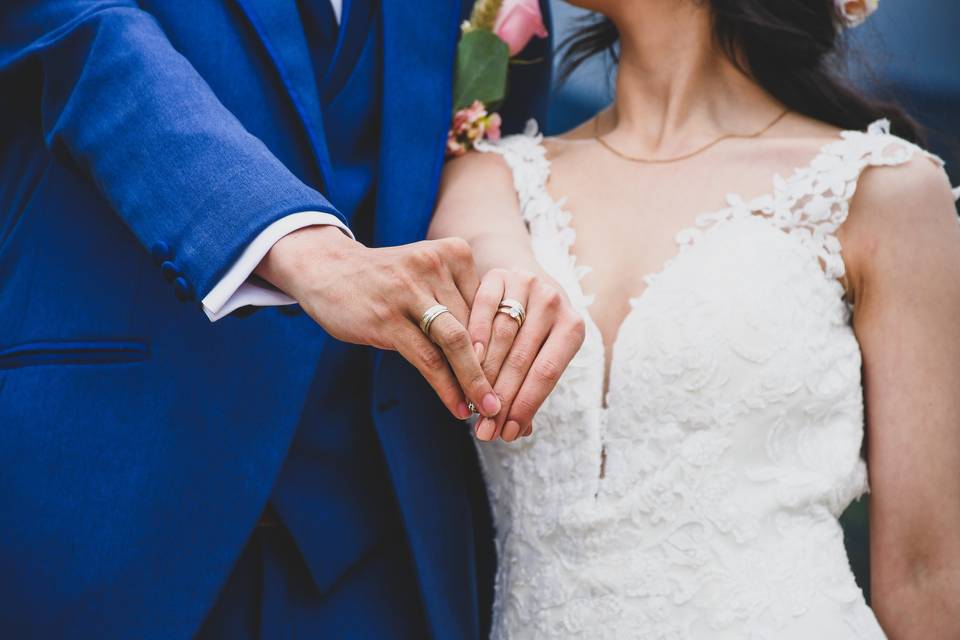 Fotos de manos con argollas de matrimonio