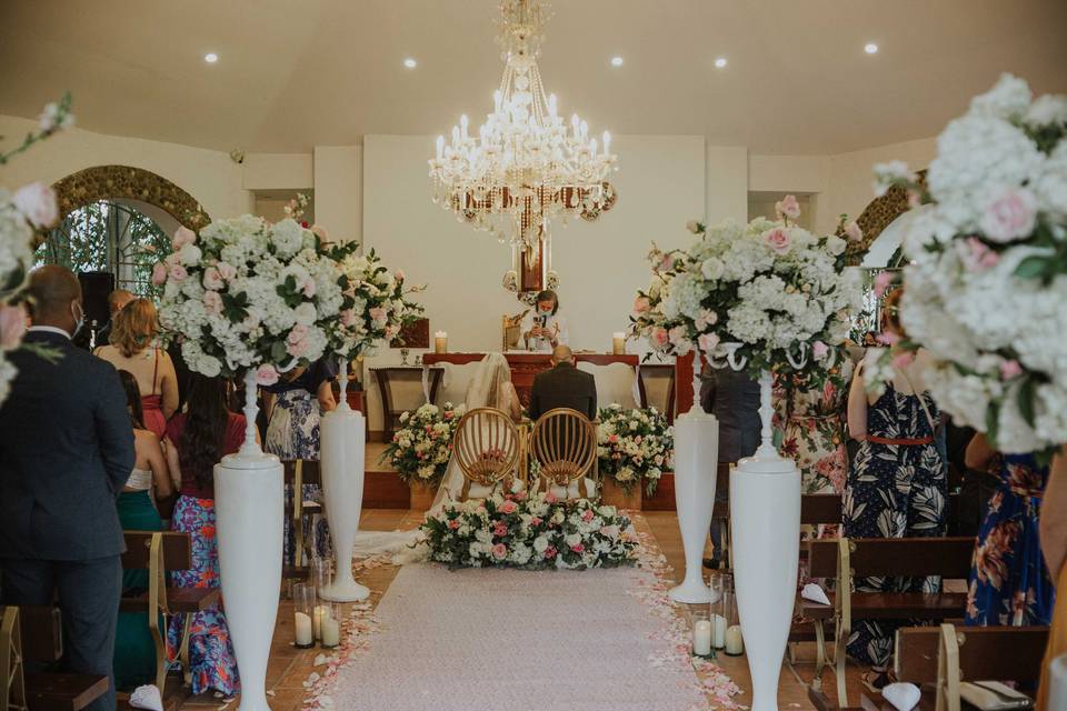 decoración de iglesia con flores blancas y rosadas