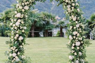 Arcos decorados para bodas con flores y follaje verde