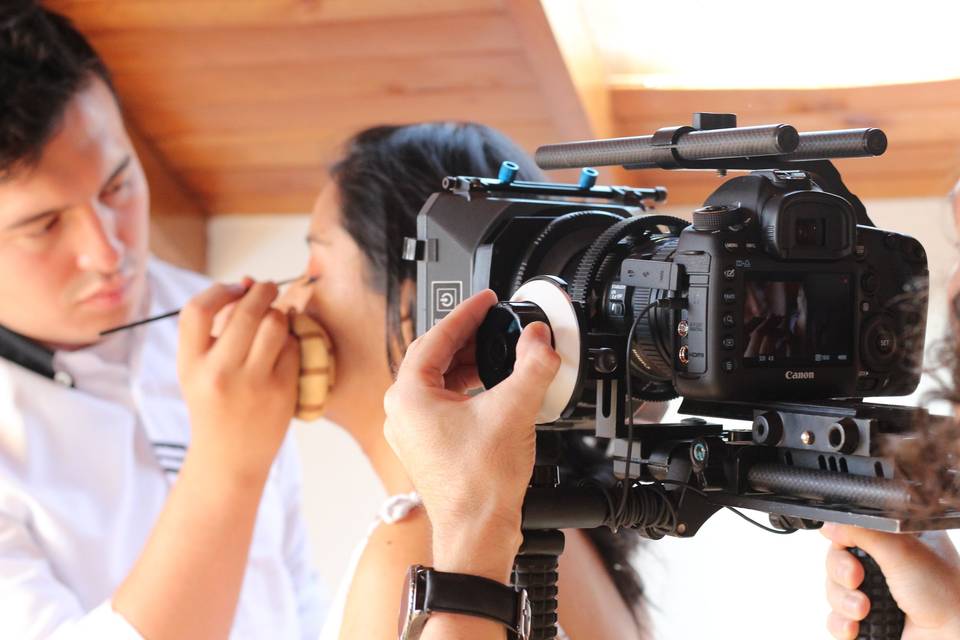 videógrafo de matrimonio en los preparativos de la novia