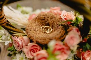 anillos de boda en cesta decorada con flores