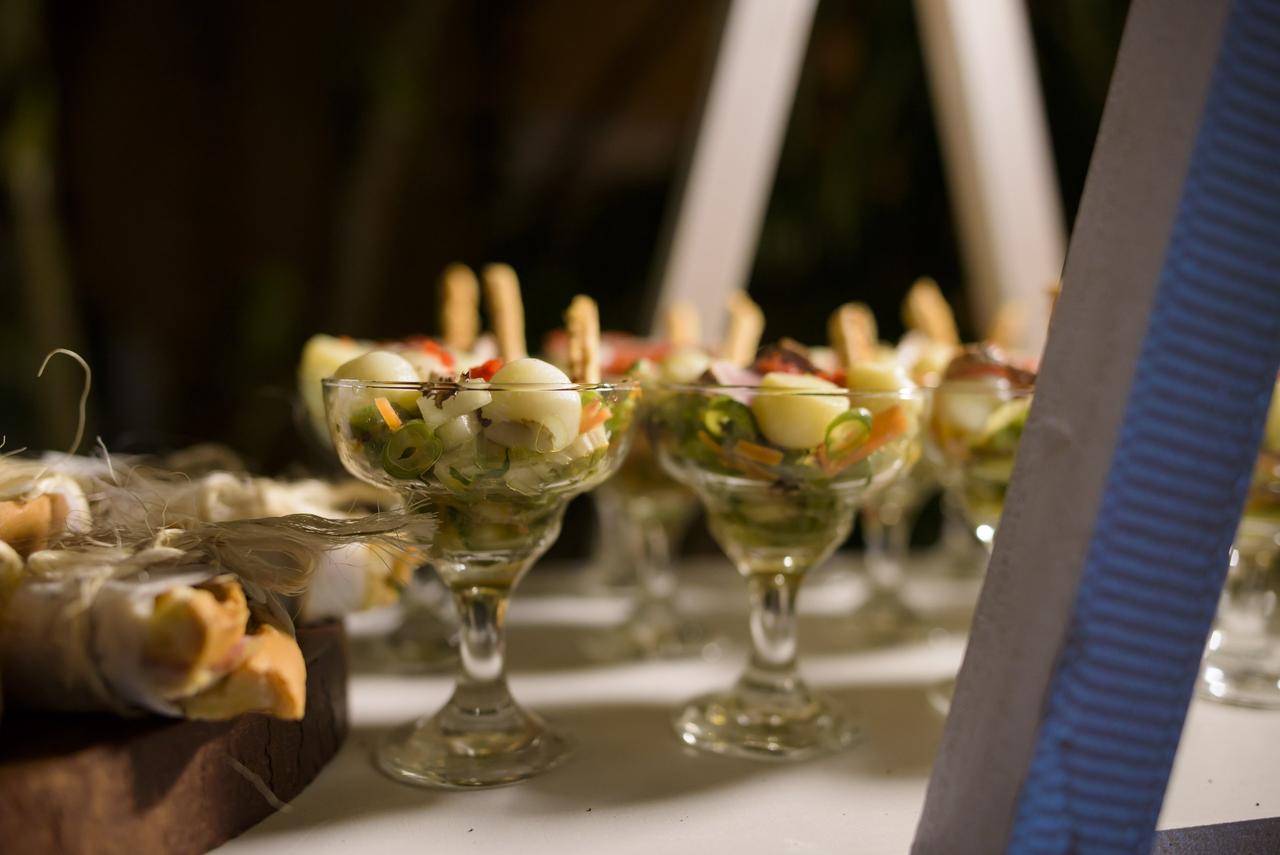 pasabocas en copas para matrimonio al aire libre en la playa