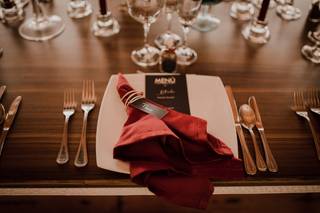 servilleta roja para matrimonio sobre plato