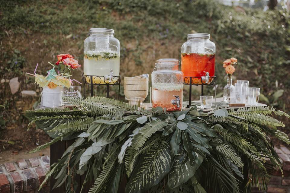 mesa con bebidas para bodas decoración tropical