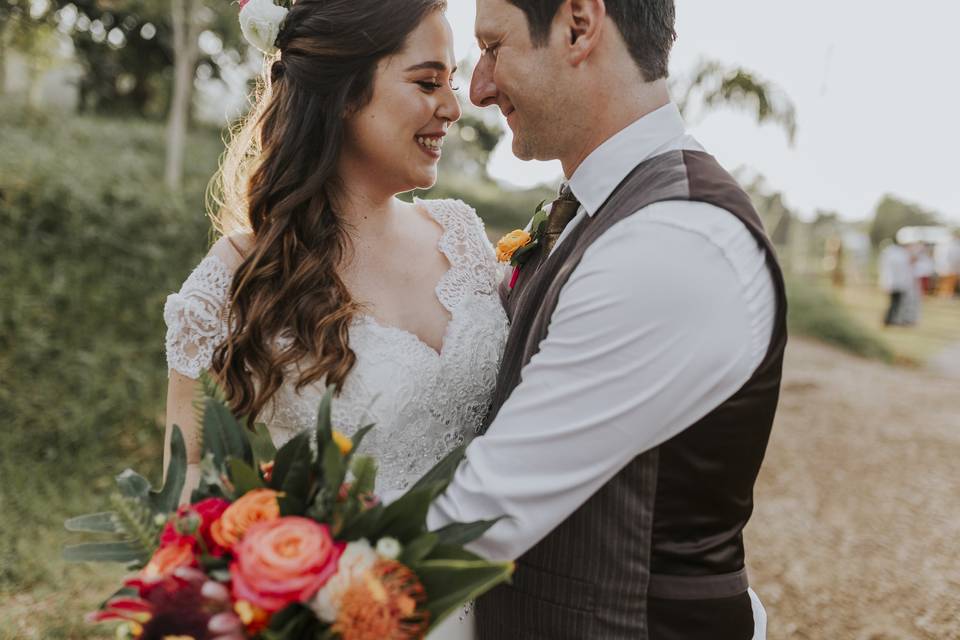 pareja romántica en su sesion de fotos de postboda