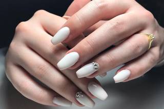 tendencia uñas para novia con pedrería