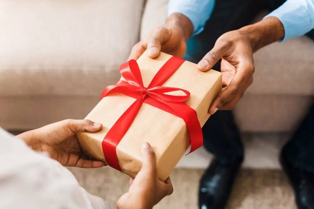 Sugerencias de regalos ideales para una mujer mayor de 30