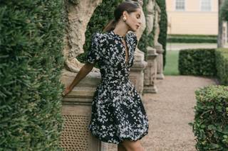 vestido de fiesta corto estampado blanco y negro