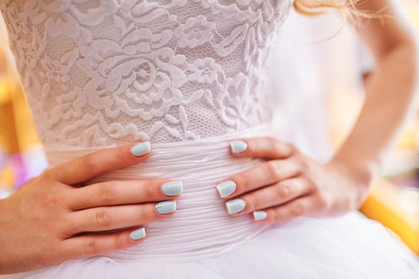 manicura azul menta en uñas cortas de novia