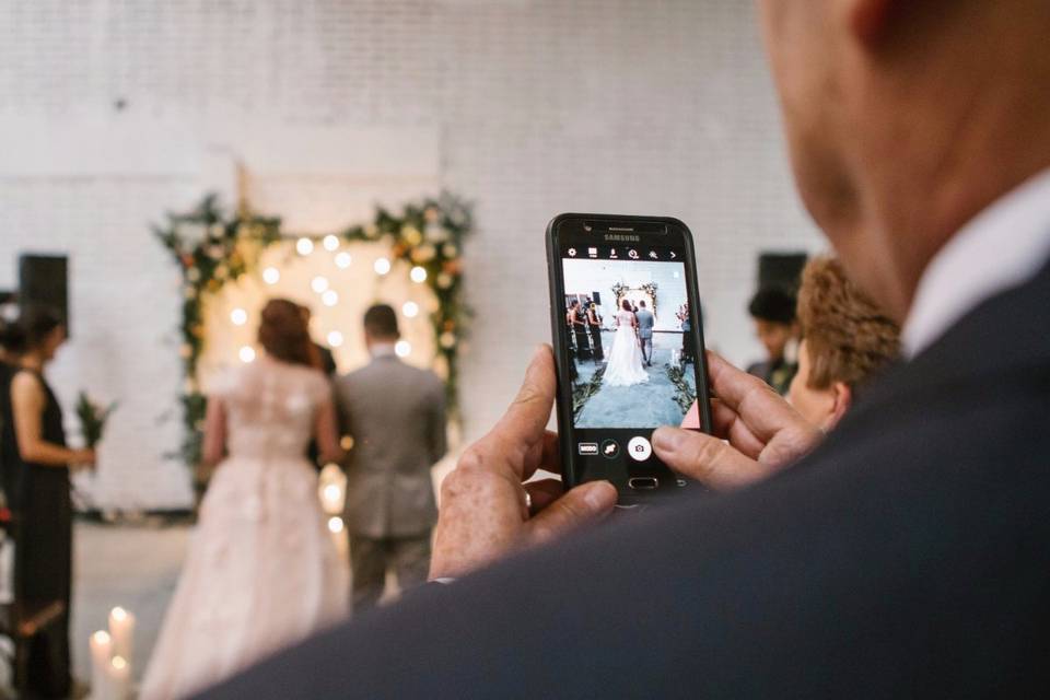 Lo que sus invitados deben saber sobre el uso de celulares en la boda