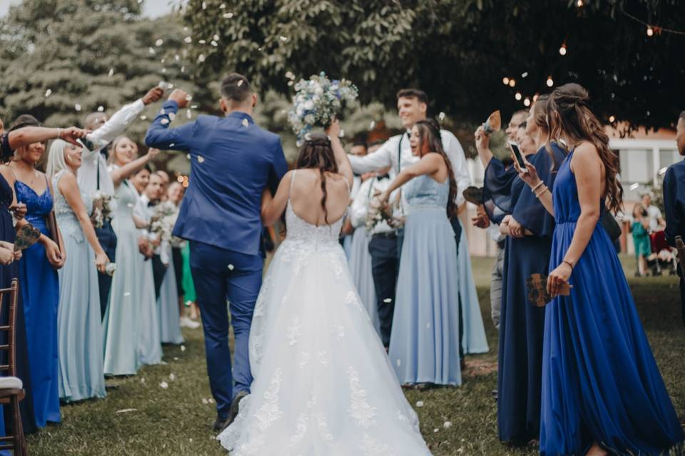 Pareja en la salida de la ceremonia de boda