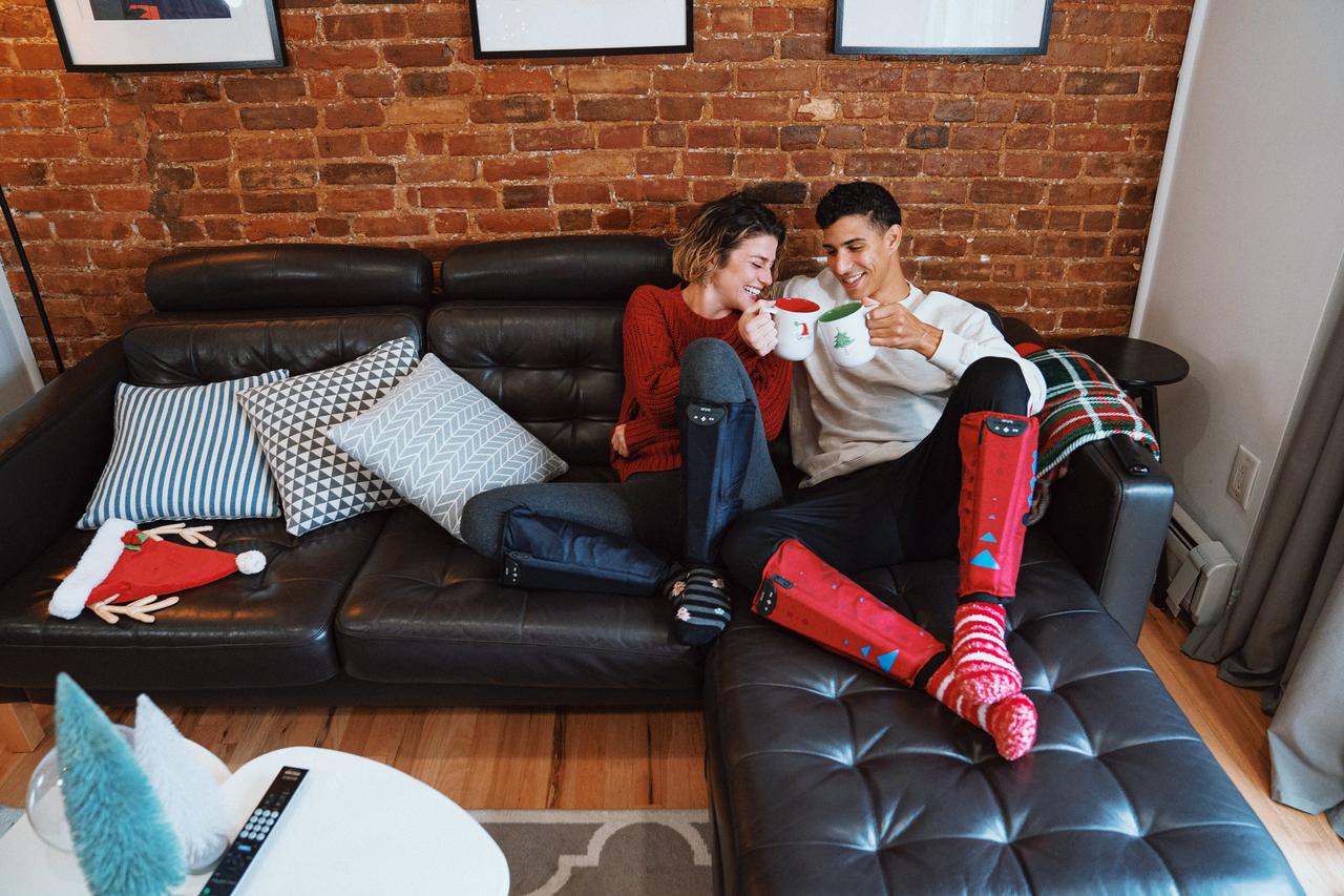 Pareja compartiendo feliz en Navidad