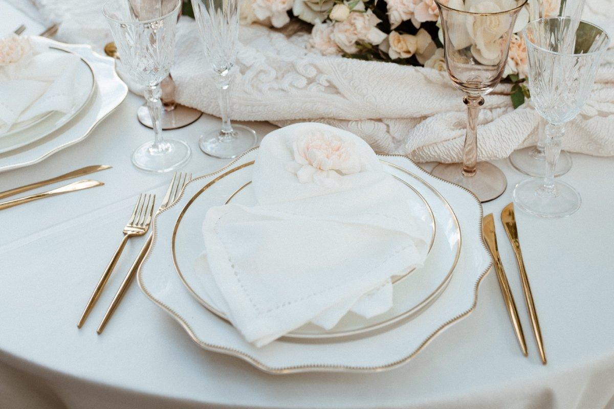 Servilleta blanca sobre plato en mesa para boda