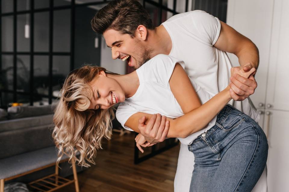 pareja que baila en riéndose en casa - los mejores piropos