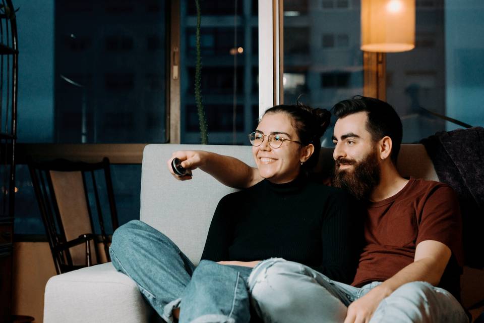 Pareja viendo películas y series