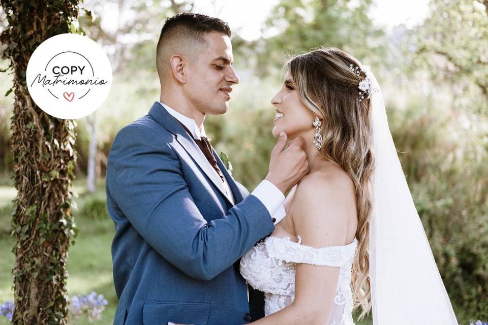 pareja sonriendo en la sesión de postboda