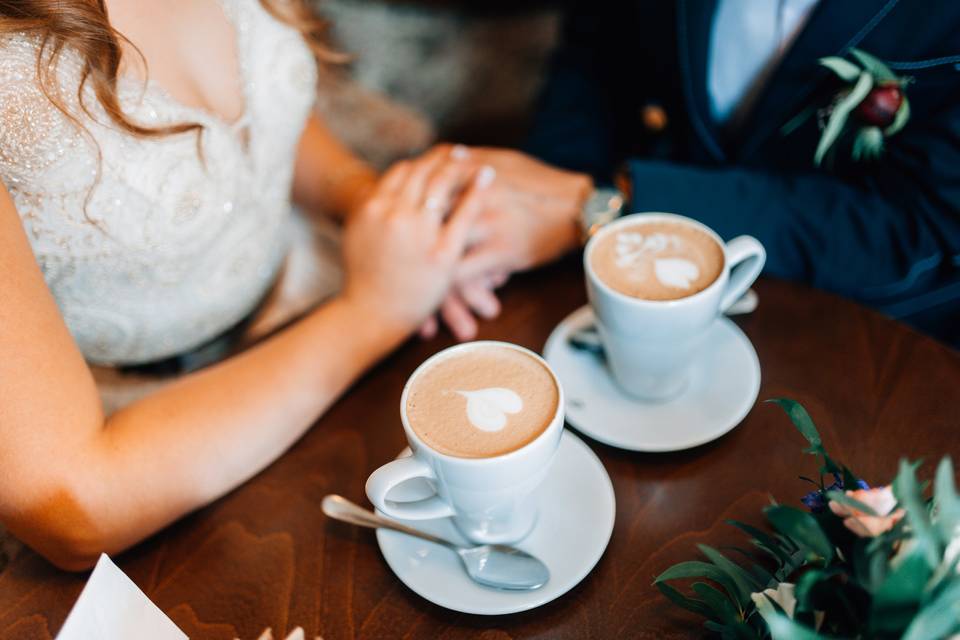 Cómo preparar la mesa para tomar café con invitados 