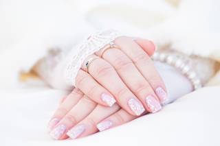 manicure para novias manos juntas
