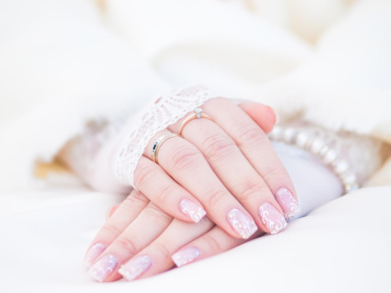 manicure para novias manos juntas